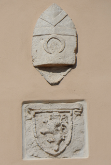 Lo stemma capovolto della chiesa di San Francesco di Manfredonia